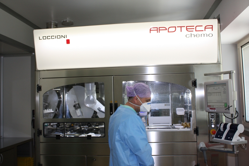 foto preparazione farmaco con apotecachemo